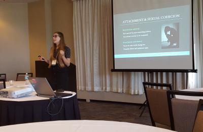 Gaëlle Cyr (étudiante Ph.D.) durant sa présentation au congrès international de l'International Family Violence and Child Victimization Research Conference (IFVCVRC) 2016
