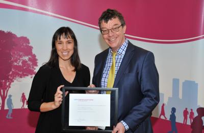 Dre Natacha Godbout reçoit le prix d’excellence en recherche, catégorie Jeune chercheure, de la Faculté des Sciences Humaines de l'Université du Québec à Montréal (2017).